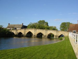 Newbridge in Oxfordshire uses the classic arch series to span the river.