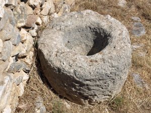 Ancient Minoan stone garden basin.  Source: http://www.gtp.gr/TDirectoryDetails.asp?id=14618