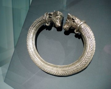A picture of a Celtic torc, a stylized neck ring.